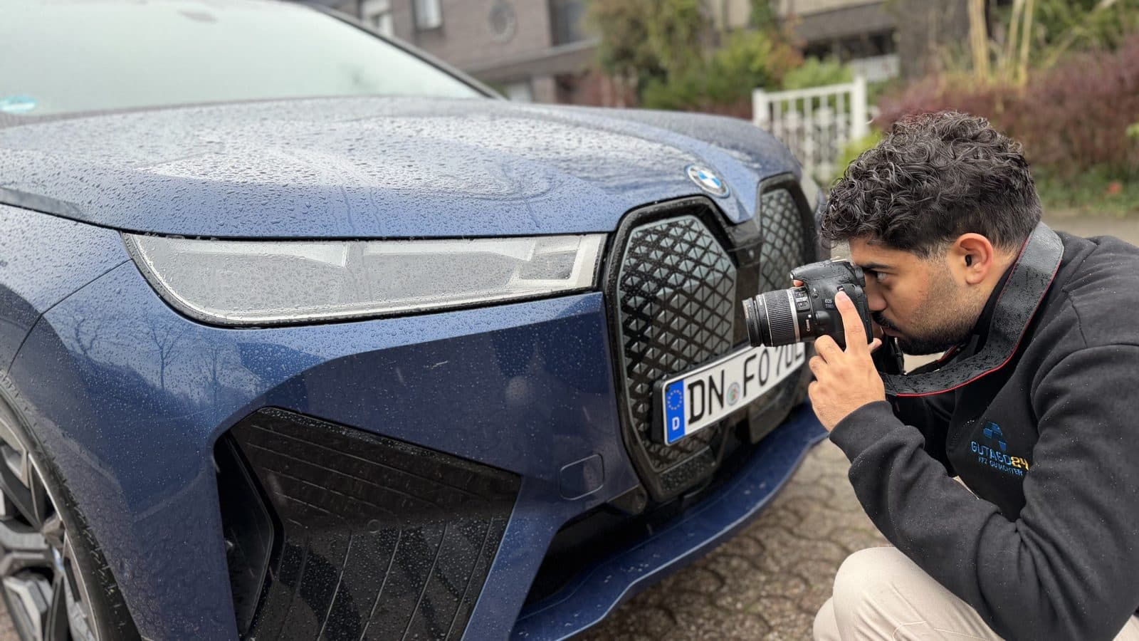 GutaGo24 Gutachter dokumentiert Fahrzeugfront mit DSLR-Kamera