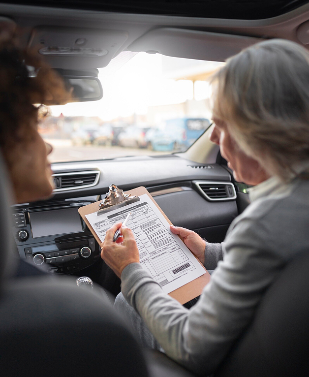 Mobiler Kfz Gutachter bei Begutachtung in Düren und Umgebung
