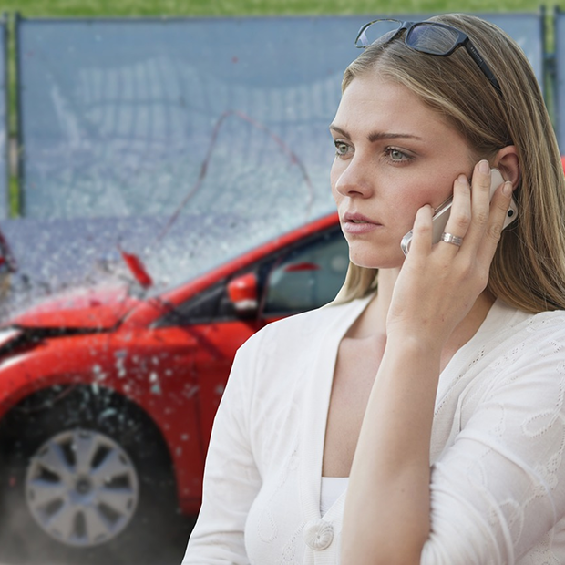 Unabhängiger Kfz Gutachter bei der Schadenaufnahme nach einem Verkehrsunfall